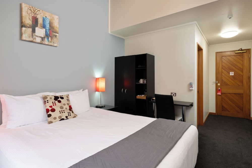 Standard, Queen Bed