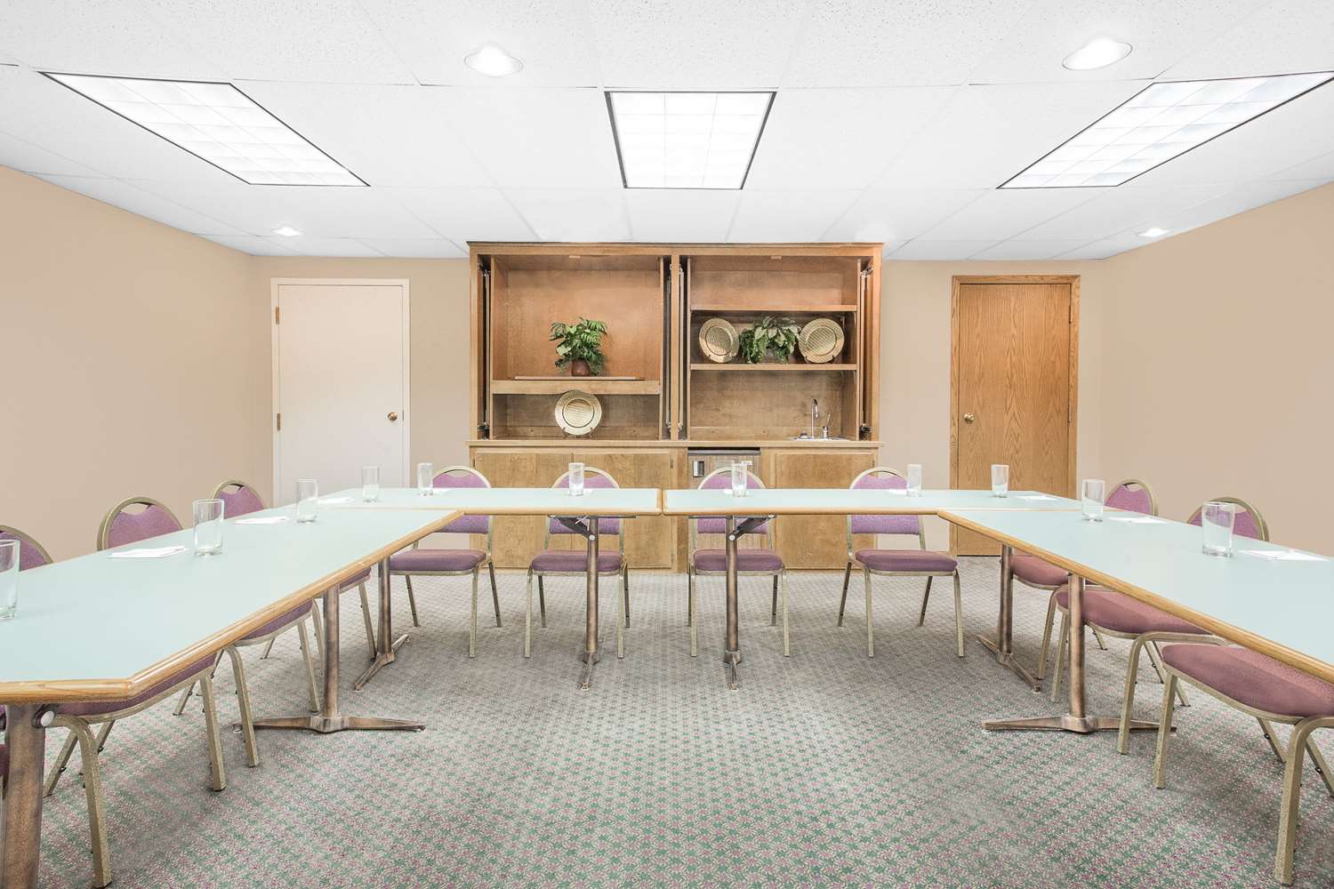 Hawthorn Suites by Wyndham Green Bay 4/10