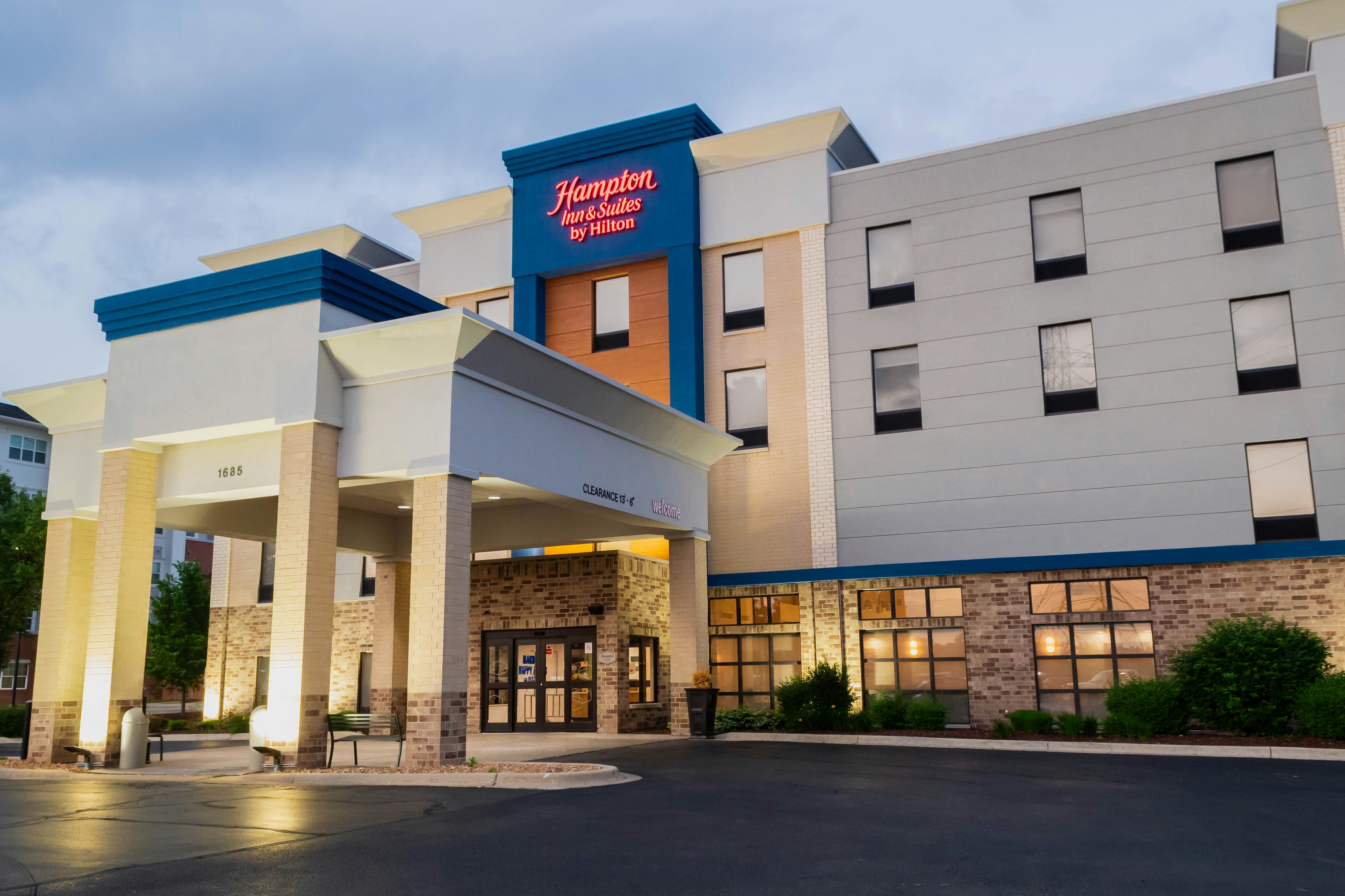 Hampton Inn Suites Addison 58/58