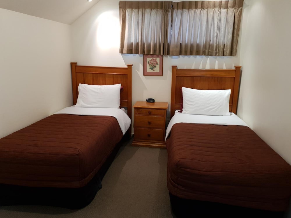 Rosewood Court Motel 11/48