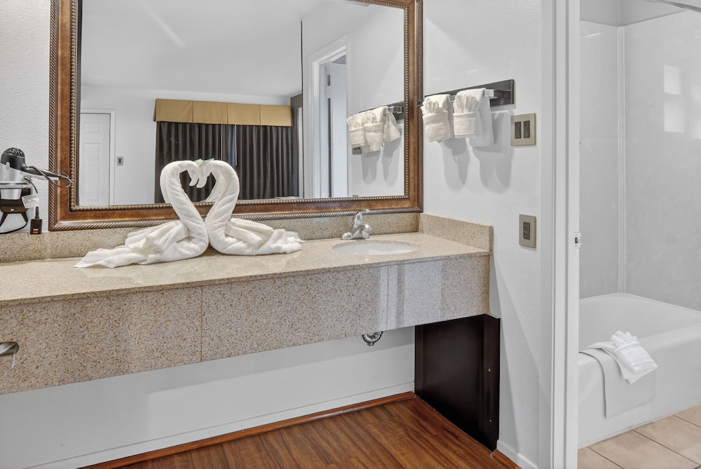12 Oaks Hotel 49/50
