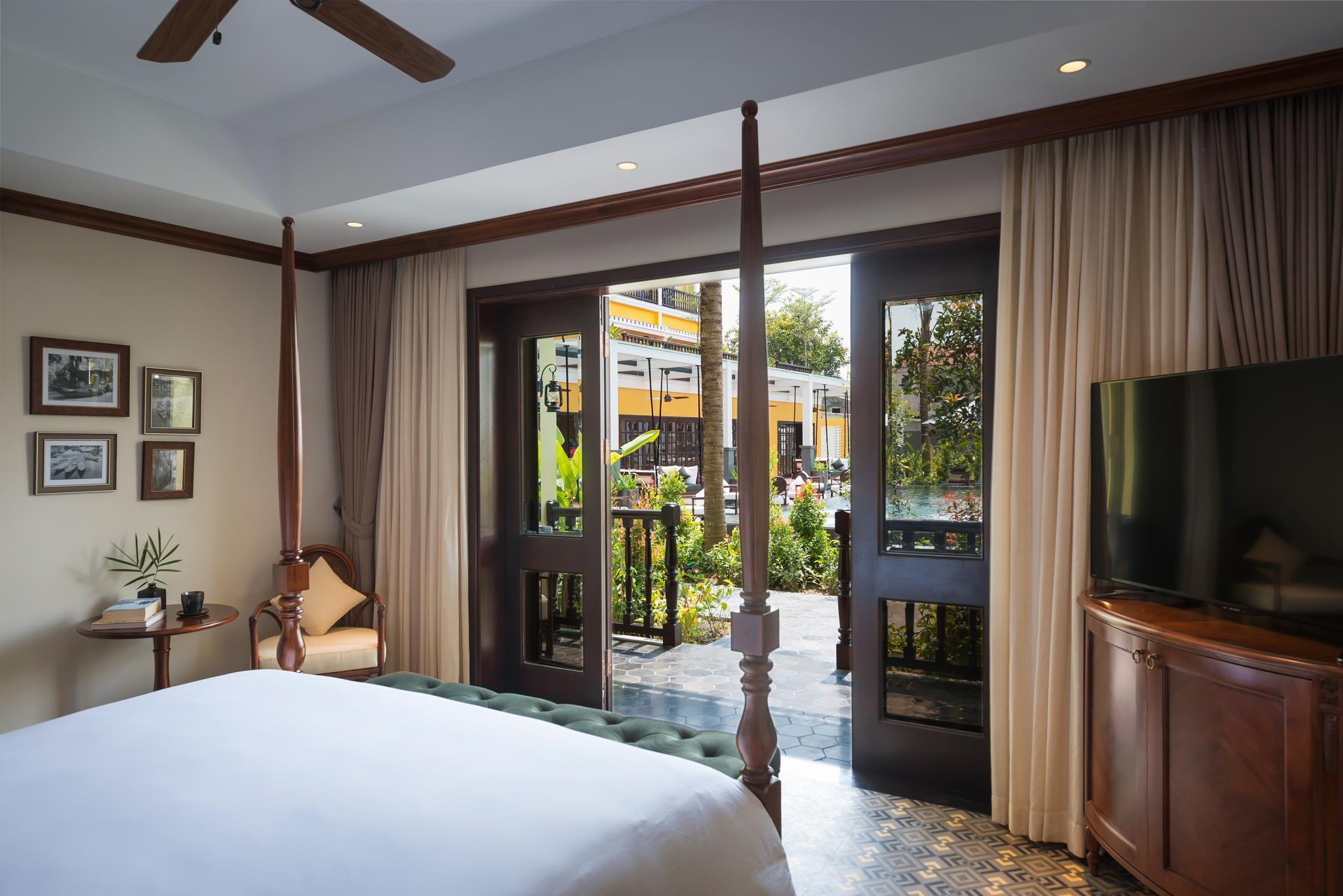 Suite, King Bed, Pool View, Terrace, Club Wing