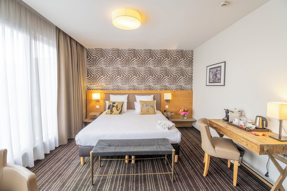 SUITE, KING BED