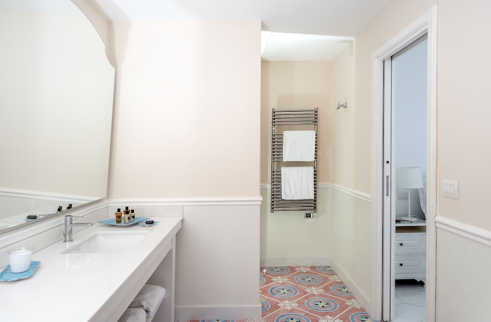 جناح إليت بسرير كينج بإطلالة على البحر بجاكوزي، Hotel Belair 6/7