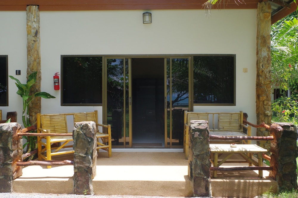 Thai House Beach Resort 7/50