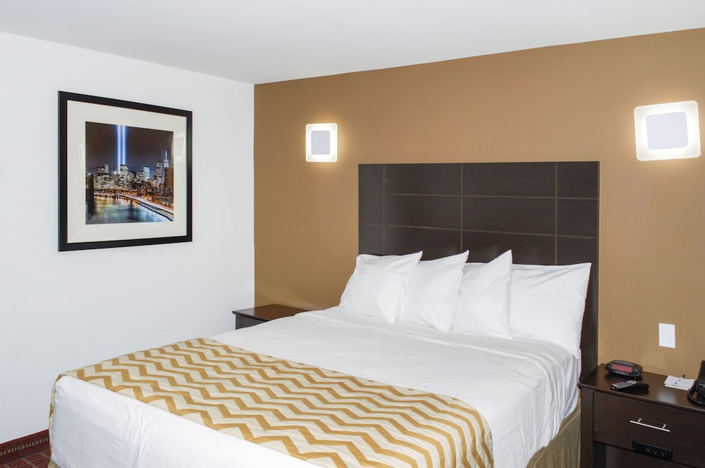 Travelodge by Wyndham Manhasset 10/28