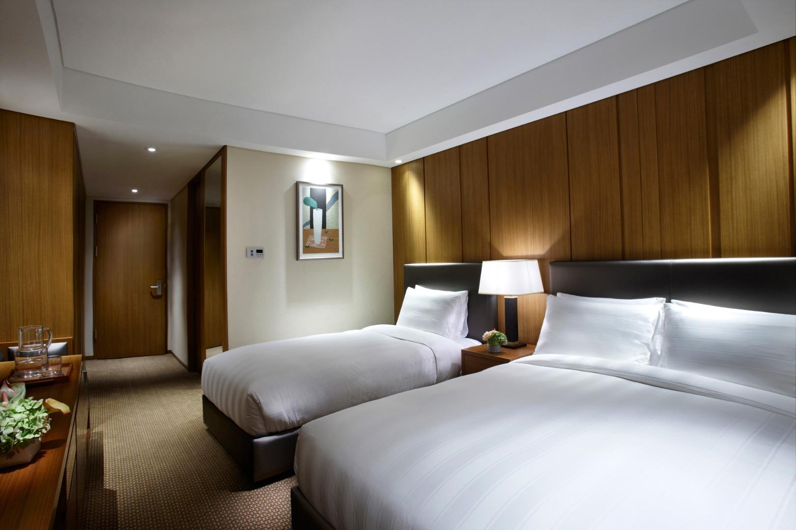 FAMILY, TWIN BEDS