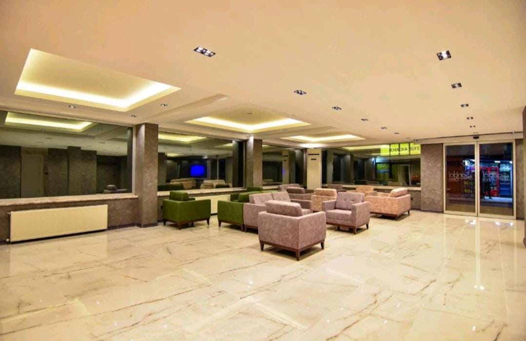 Sandal Hotel 32/45