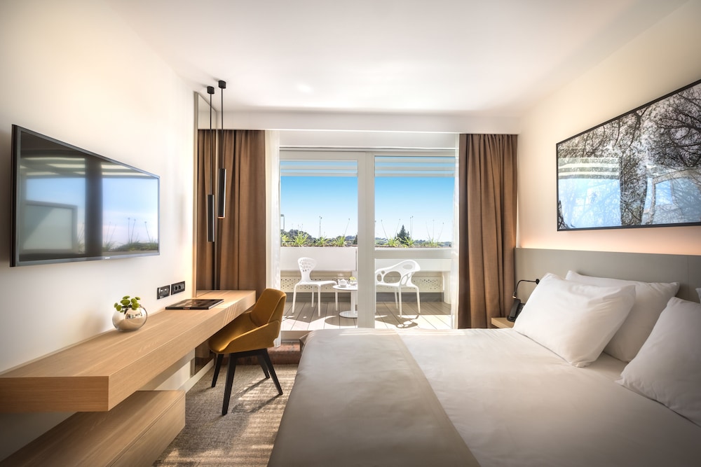 SUPERIOR, DOUBLE OR TWIN BED
