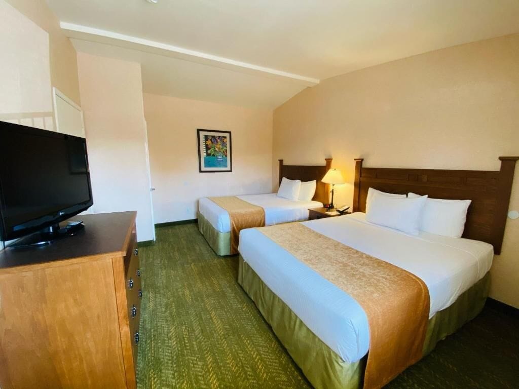 Family Suite, 2 Queen Beds, Kitchen