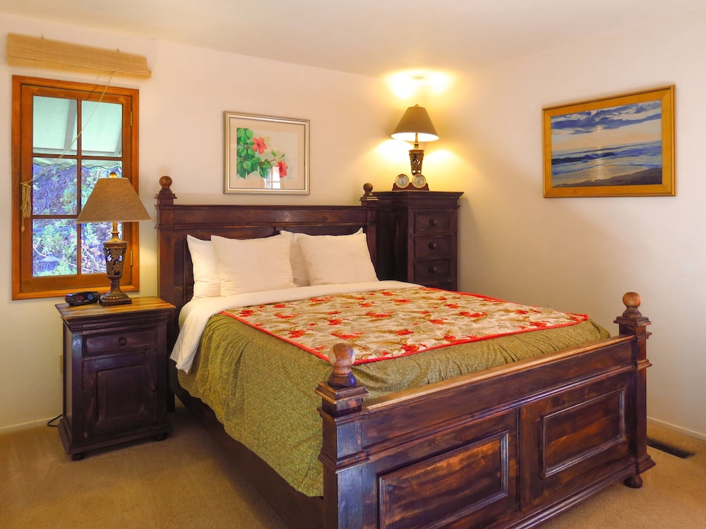 Rosewood, Queen Bed