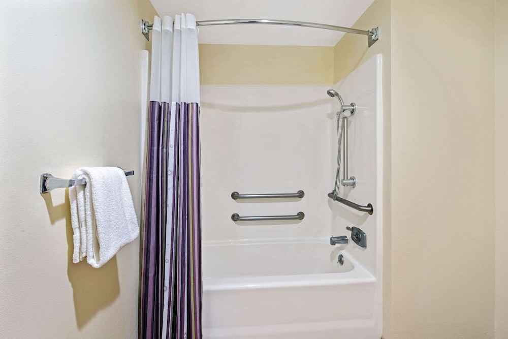 La Quinta Inn & Suites by Wyndham Sawgrass 13/55