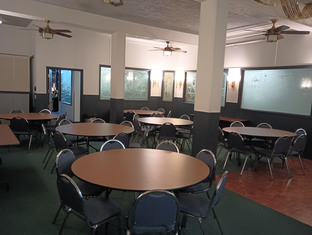 Historic Cary House Hotel 47/51