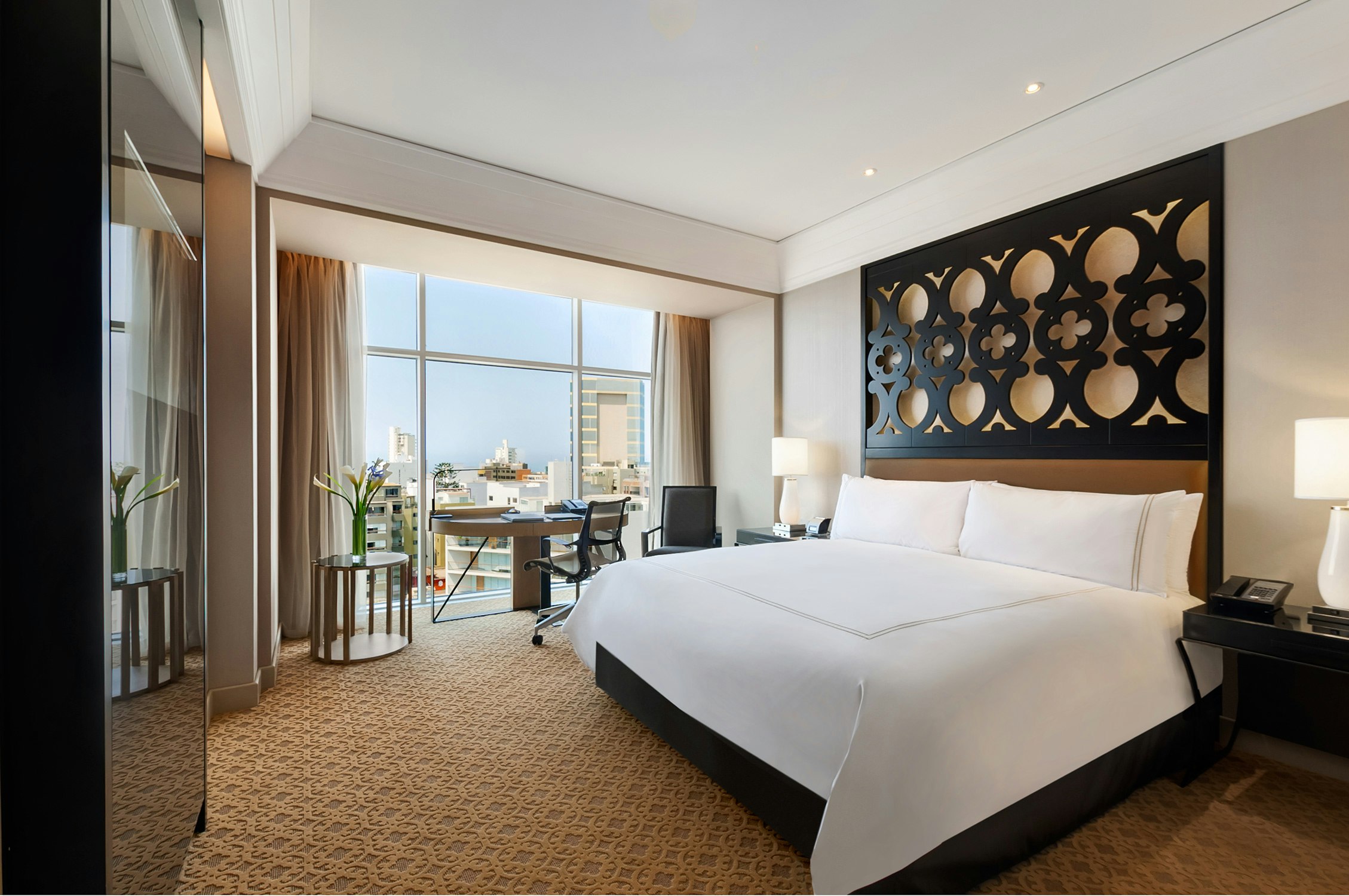 DELUXE, KING BED