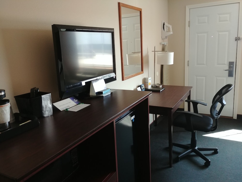 Boarders Inn and Suites Broken Bow 37/43