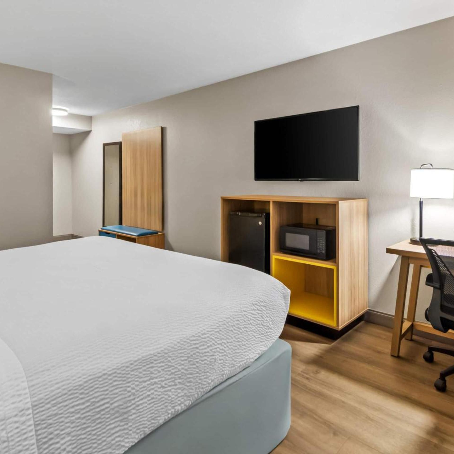 غرفة بسرير كينج بحوض استحمام لذوي الإعاقة، Days Inn & Suites by Wyndham DeSoto 3/10