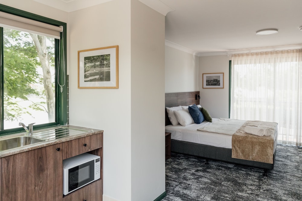 Wallaby Hotel 11/34