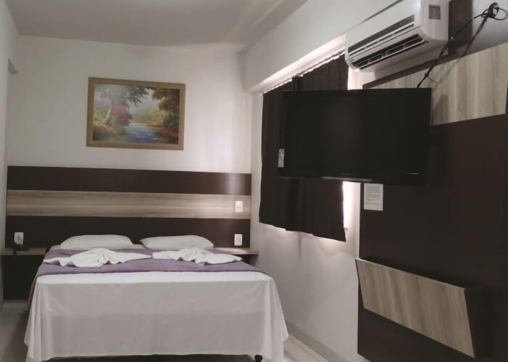 LA VITRE HOTEL 10/30