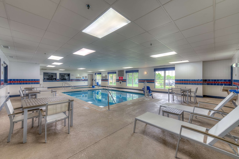 Country Inn & Suites by Radisson, Crystal Lake, IL 34/42