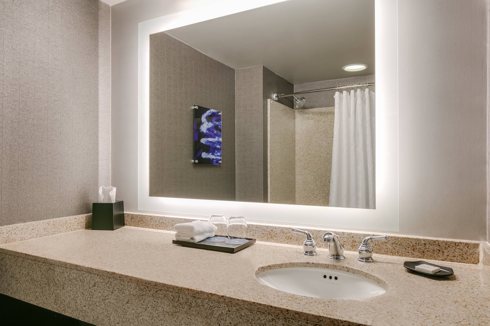 غرفة كلوب بسرير كينج، SHERATON OVERLAND PARK HOTEL AT THE CONVENTION CENTER 6/9