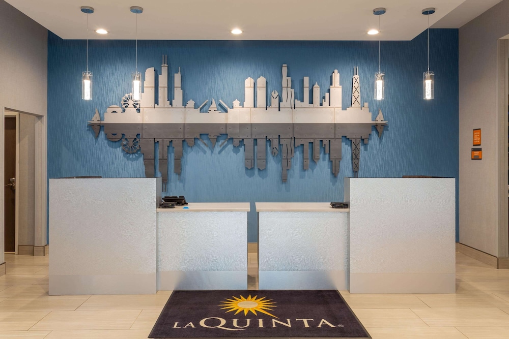 La Quinta Inn & Suites by Wyndham Shorewood 3/40