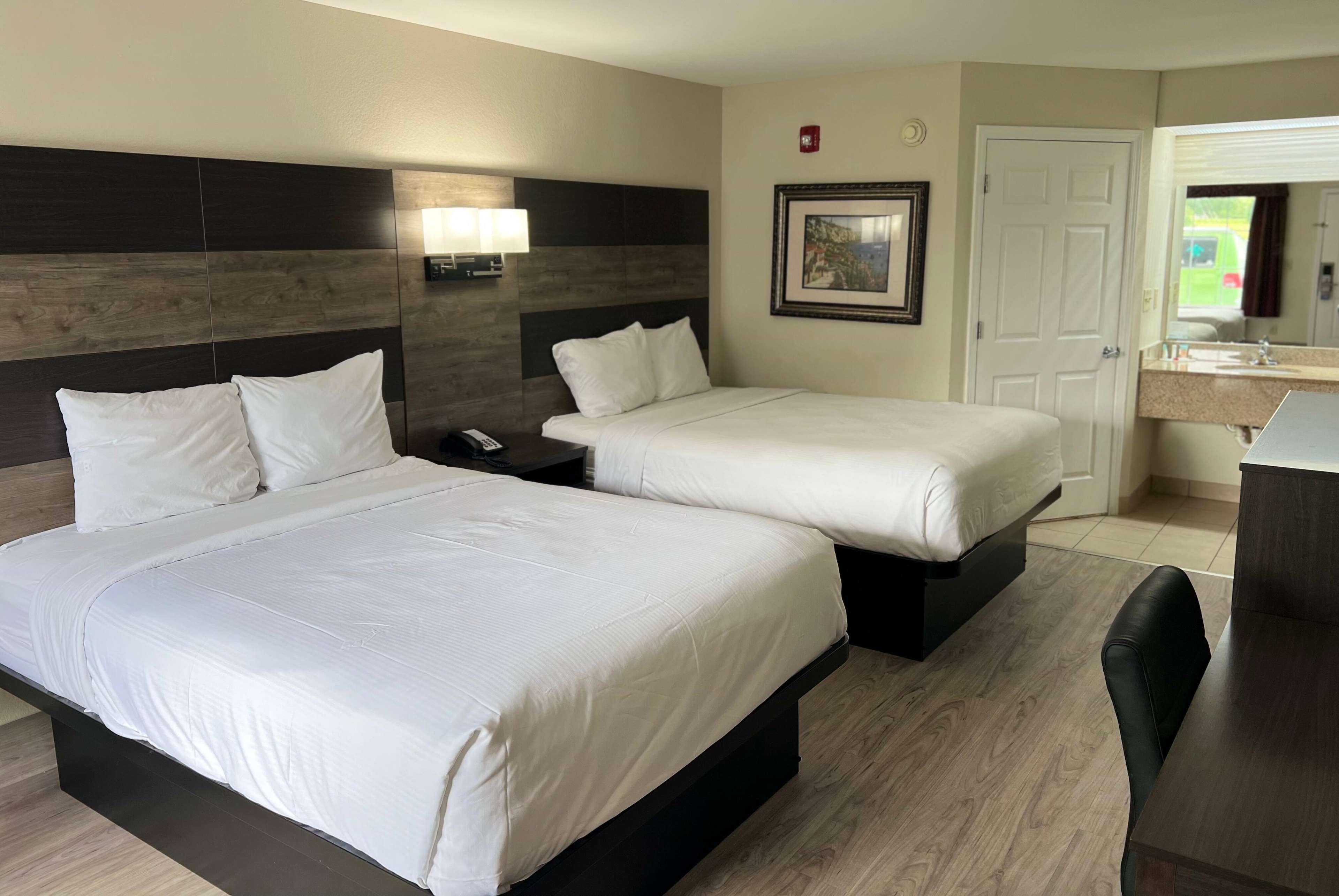 2 Queen Beds - Non-Smoking, Micfridge
