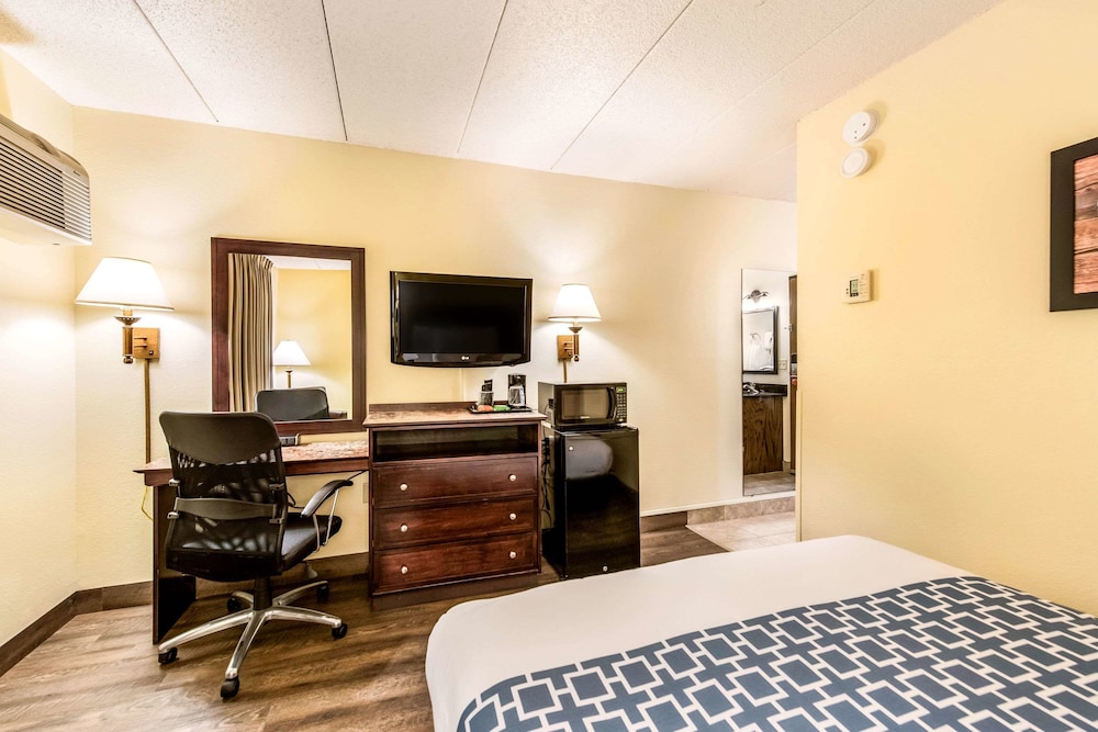 Econo Lodge Mayo Clinic Area 33/35