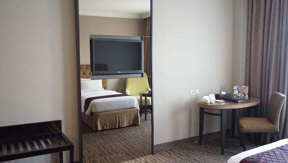 Mirah Hotel 35/65