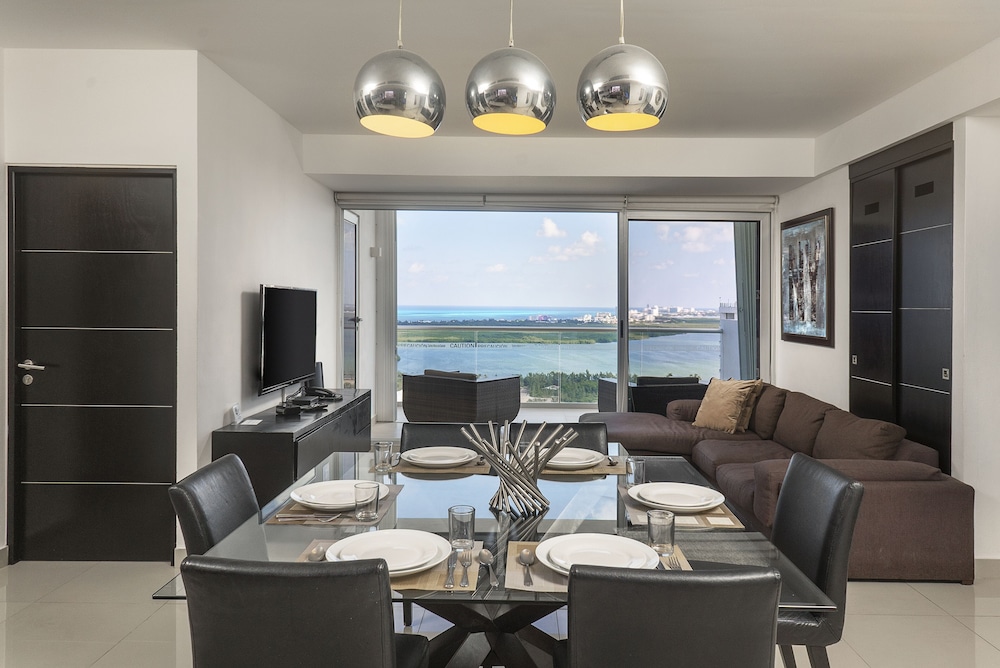Suites Malecon Cancun 50/70
