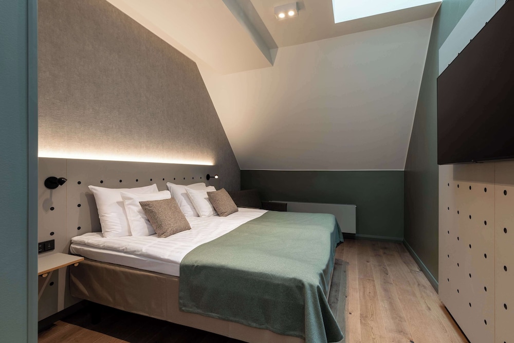 ROOM, KING BED, NO WINDOW