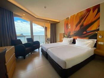 Classic, Twin Beds, Partial Sea View