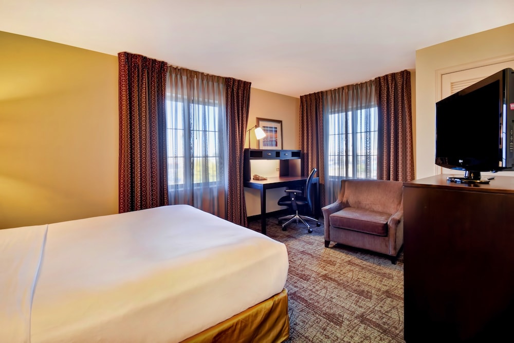 Staybridge Suites Madison-East 27/52