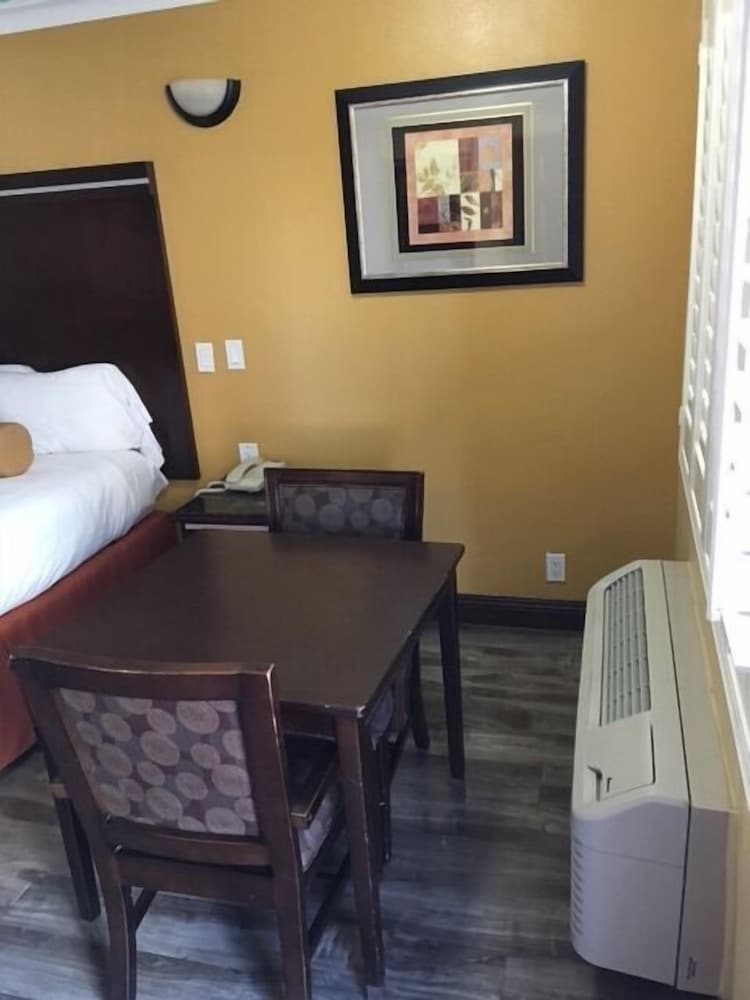 Hollywood Palms Inns & Suites 40/56
