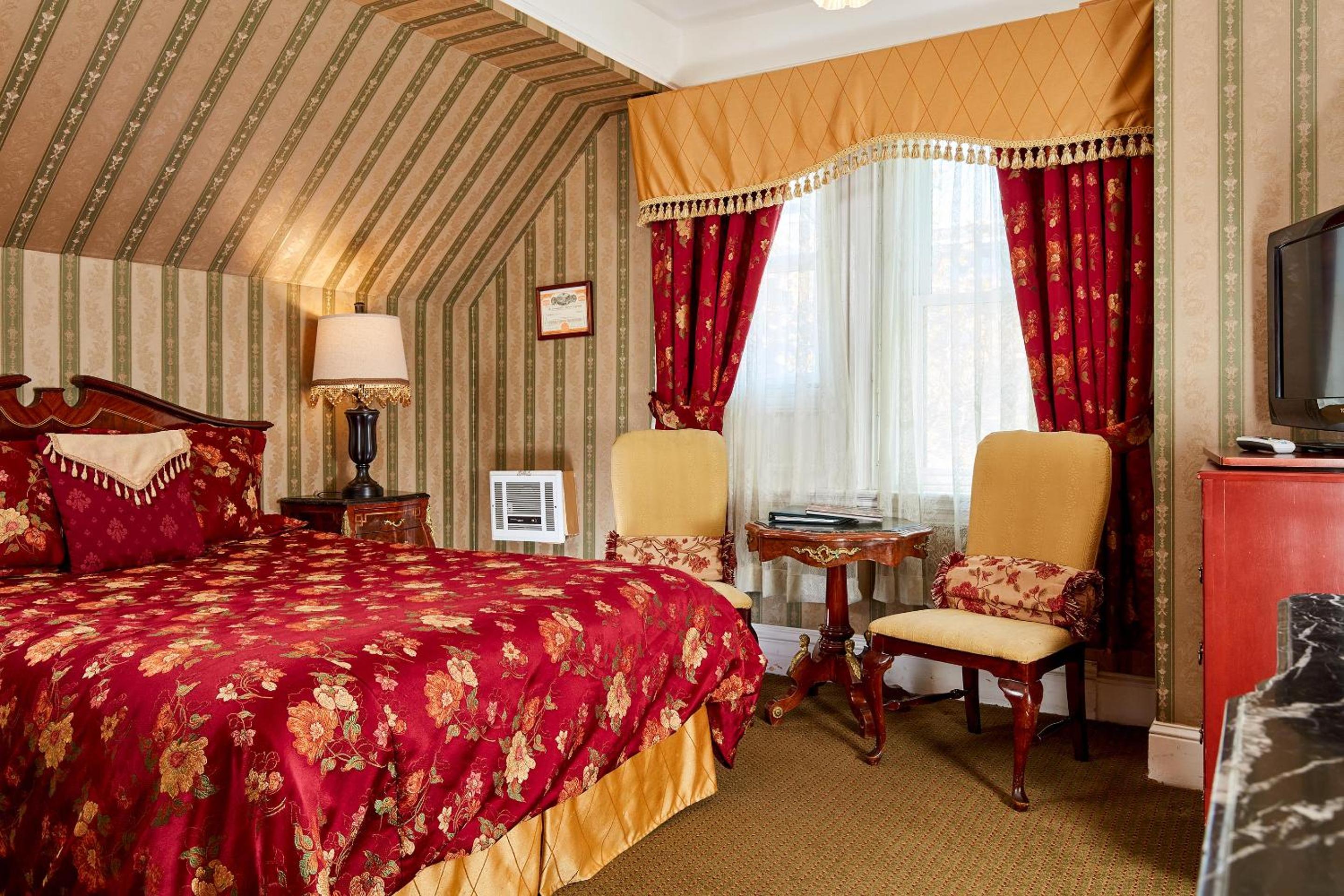 STANDARD, QUEEN BED