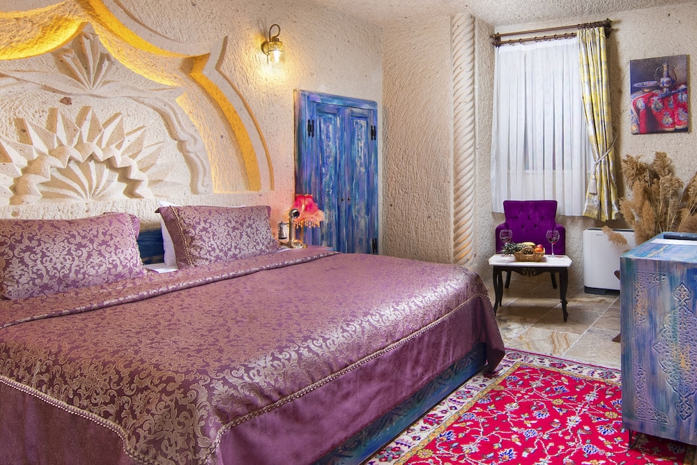 Cave, Deluxe, Suite, Queen Bed