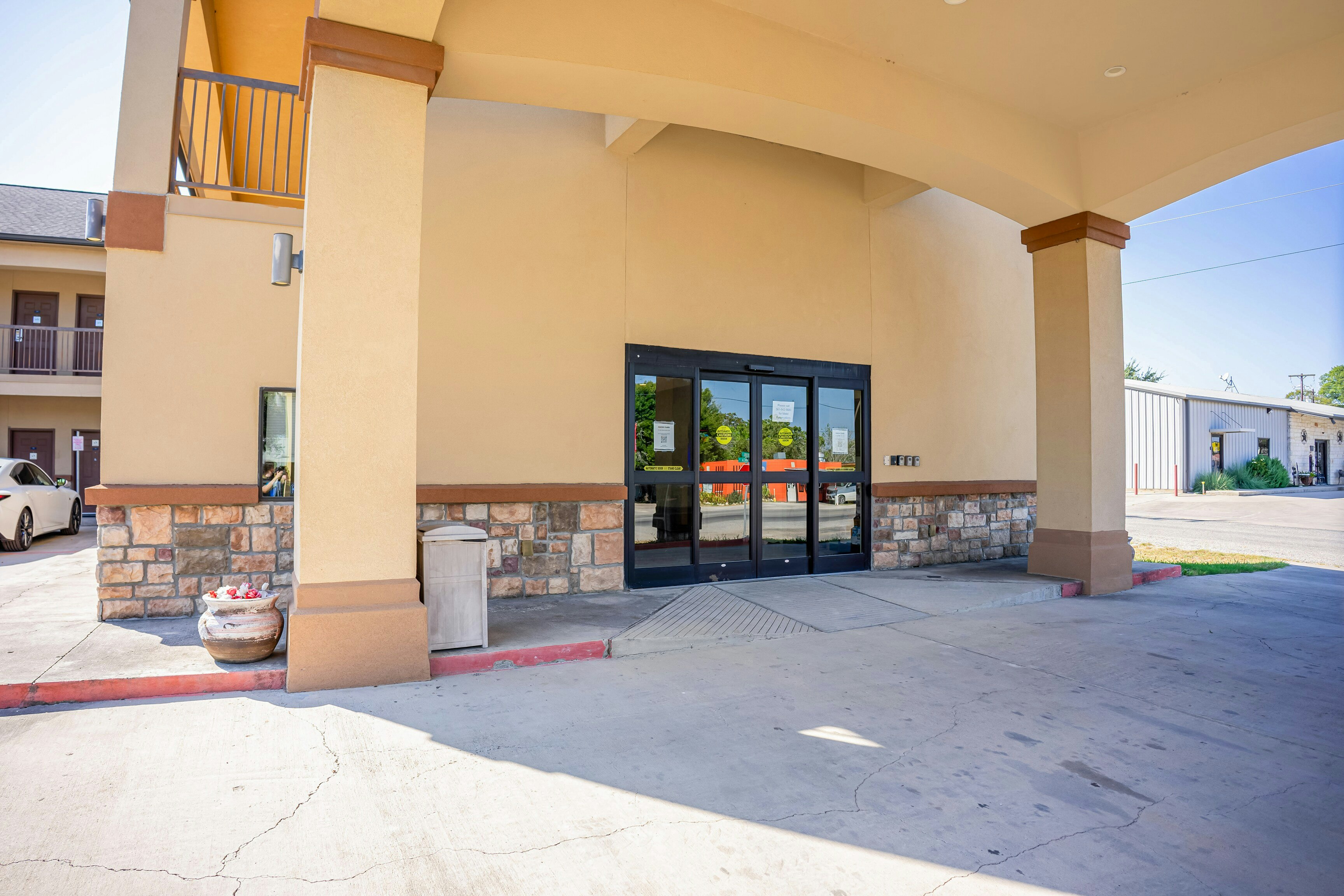 Moulton Inn & Suites By OYO Near Shiner TX 21/29