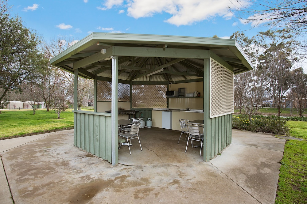 LAKE HAMILTON MOTOR VILLAGE AND CARAVAN PARK 2/50