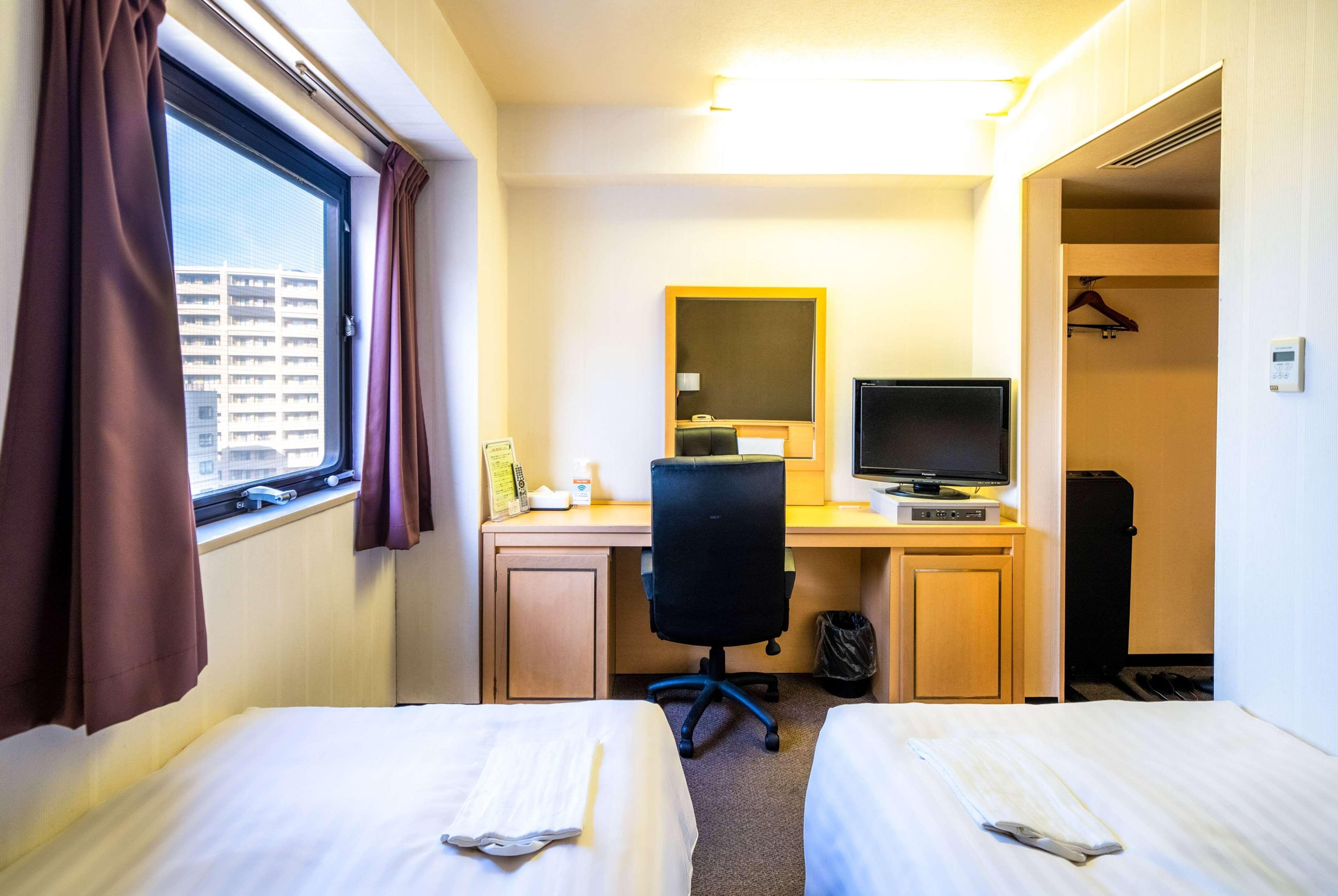 Room, Twin Beds, Smoking