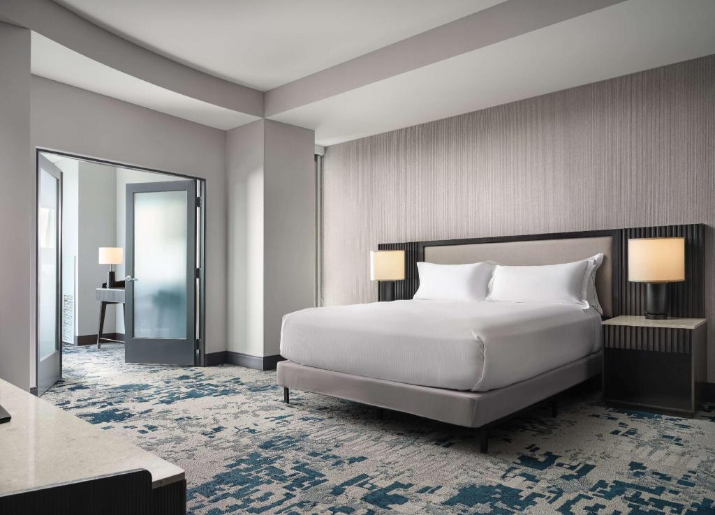 1 Bedroom, Regency, Suite, King Bed, Bathtub