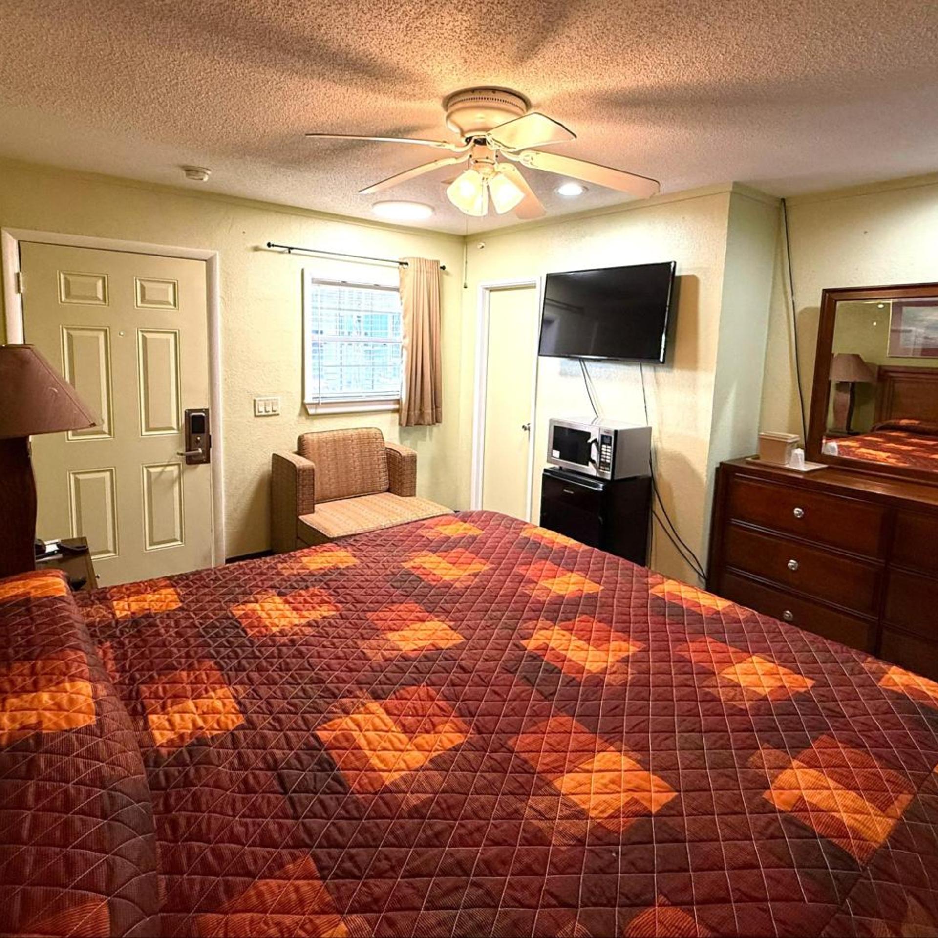 غرفة بسرير كينج للمدخنين، Riviera Motel Elba Near Enterprise US 84 4/7