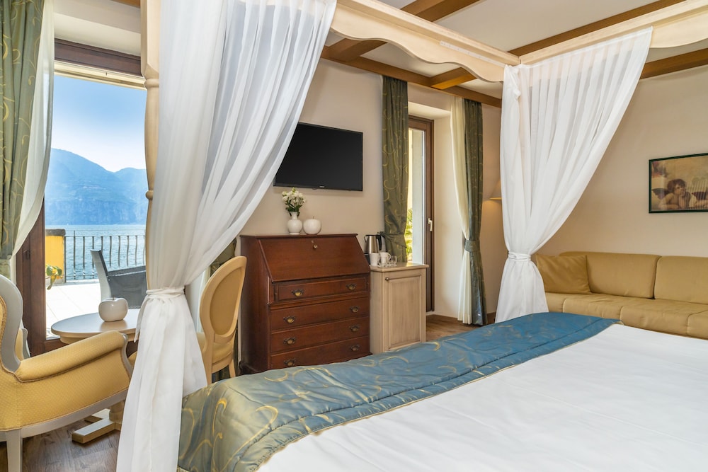 DELUXE, STUDIO, SUITE, QUEEN BED, LAKE SIDE, SOFA, TERRACE