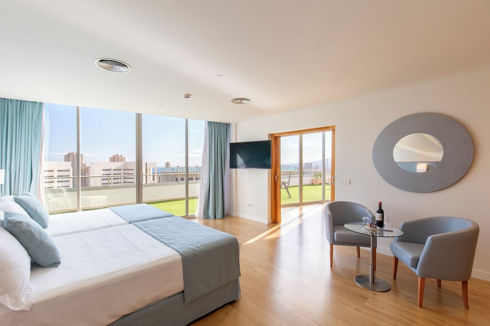غرفة غراند ثلاثية بإطلالة على المدينة بشرفة، Hotel BCL Levante Club and Spa - Adults Only 3/6