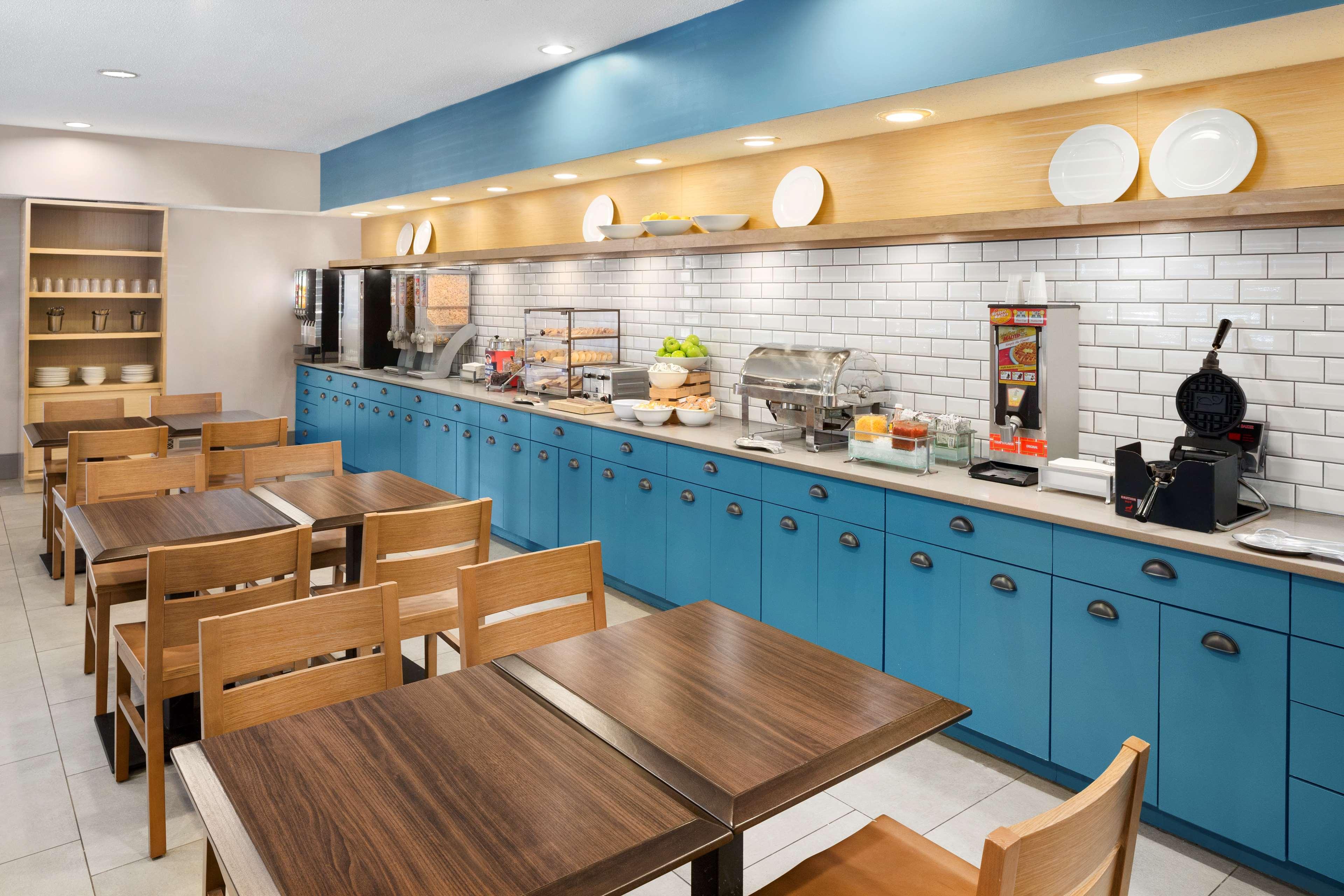 Country Inn & Suites by Radisson, Columbus Airport, OH 25/34