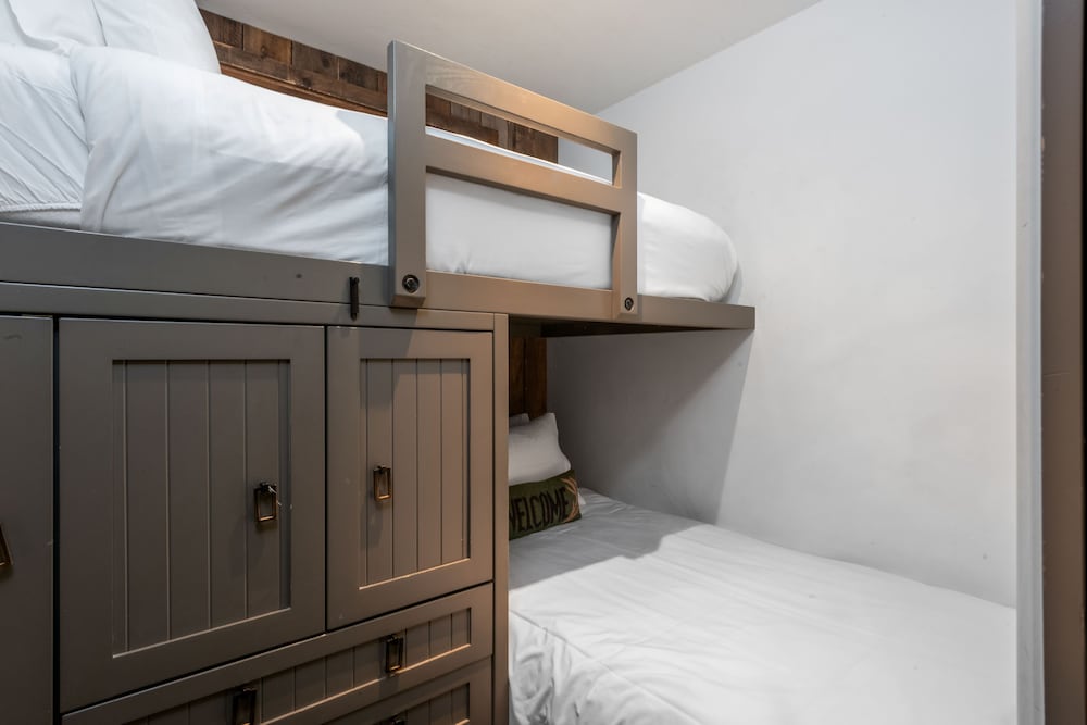 Bridge, Luxury, Apartment, 1 Queen and 2 Bunk Beds, Mountain View