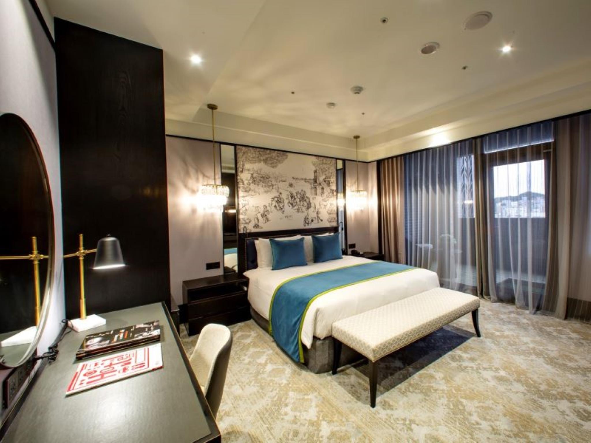 ROYAL, SUITE