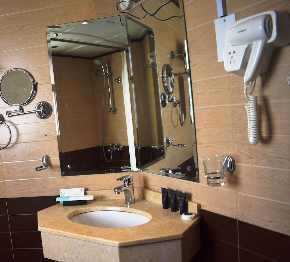 Manhattan Avenue Hotel 67/68