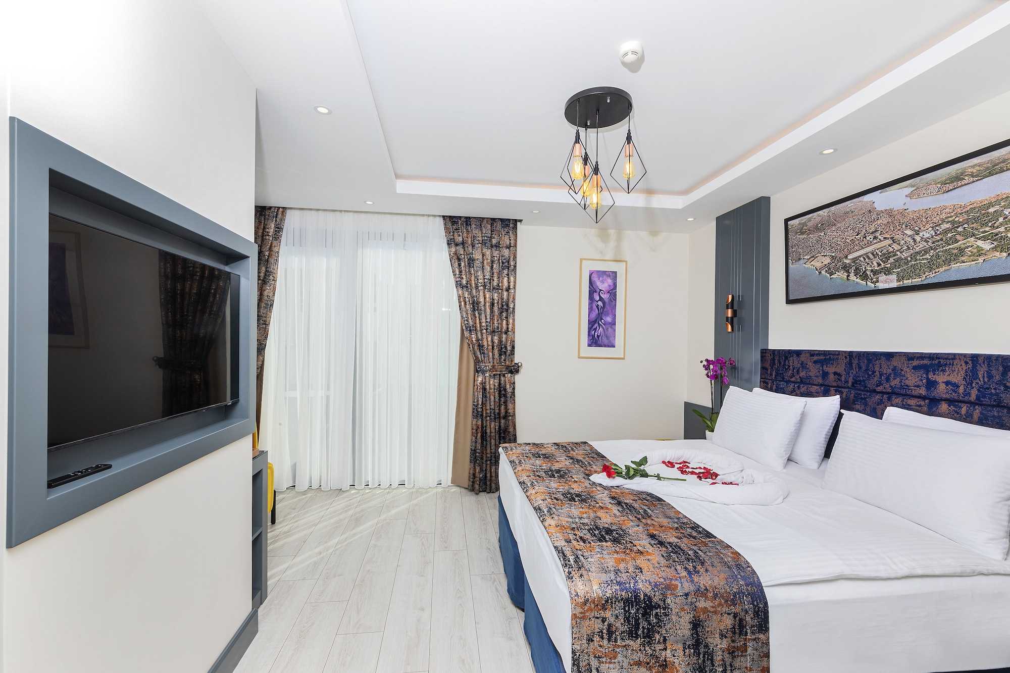 Magnaur, Palace, Suite, King Bed, Hot Tub, Terrace