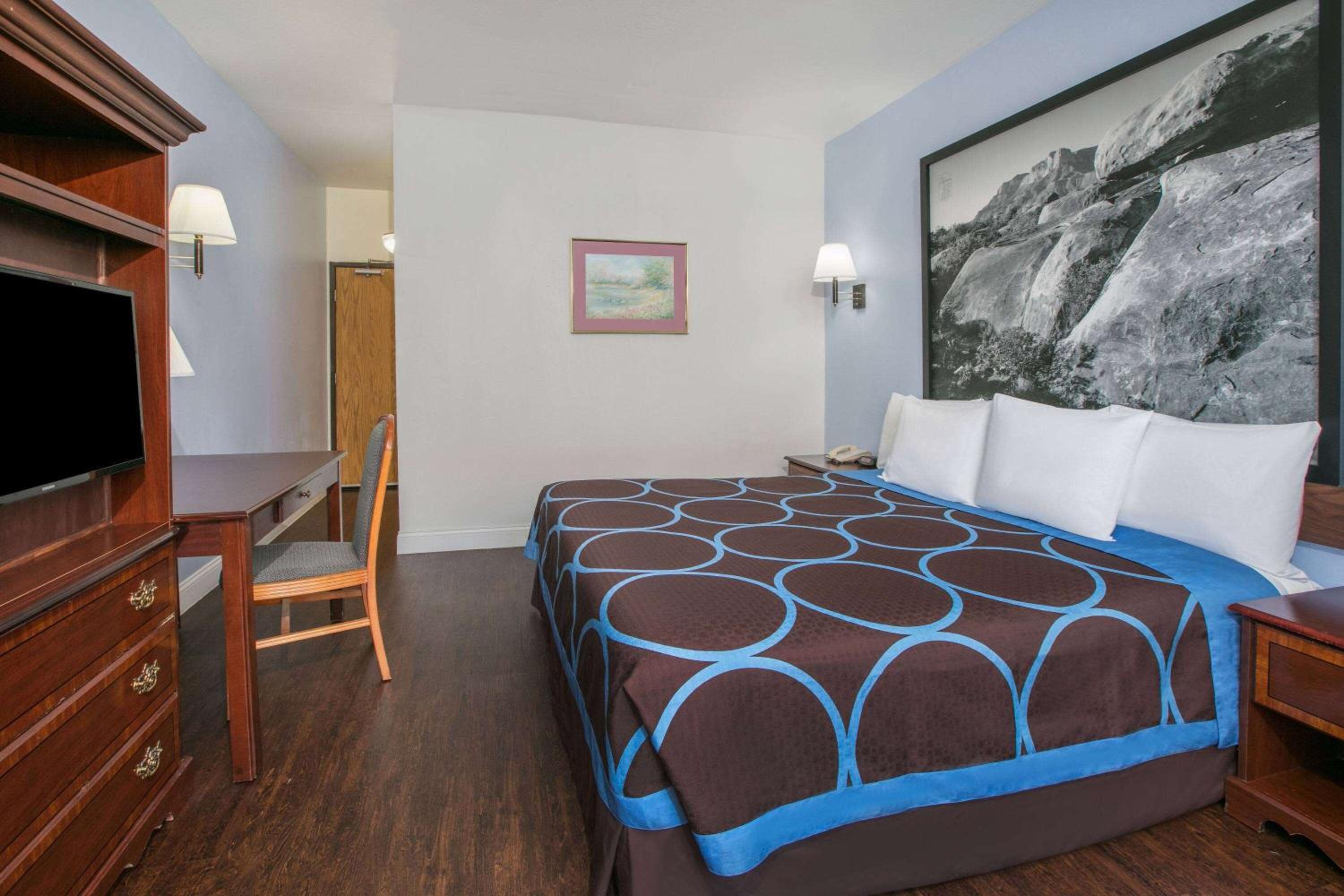 Room, King Bed, Bathtub, Smoking, Accessible