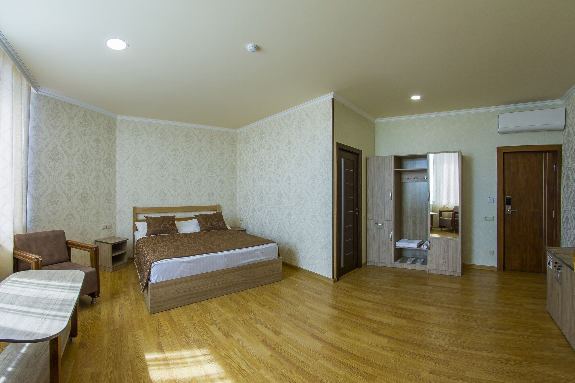 DELUXE, DOUBLE BED
