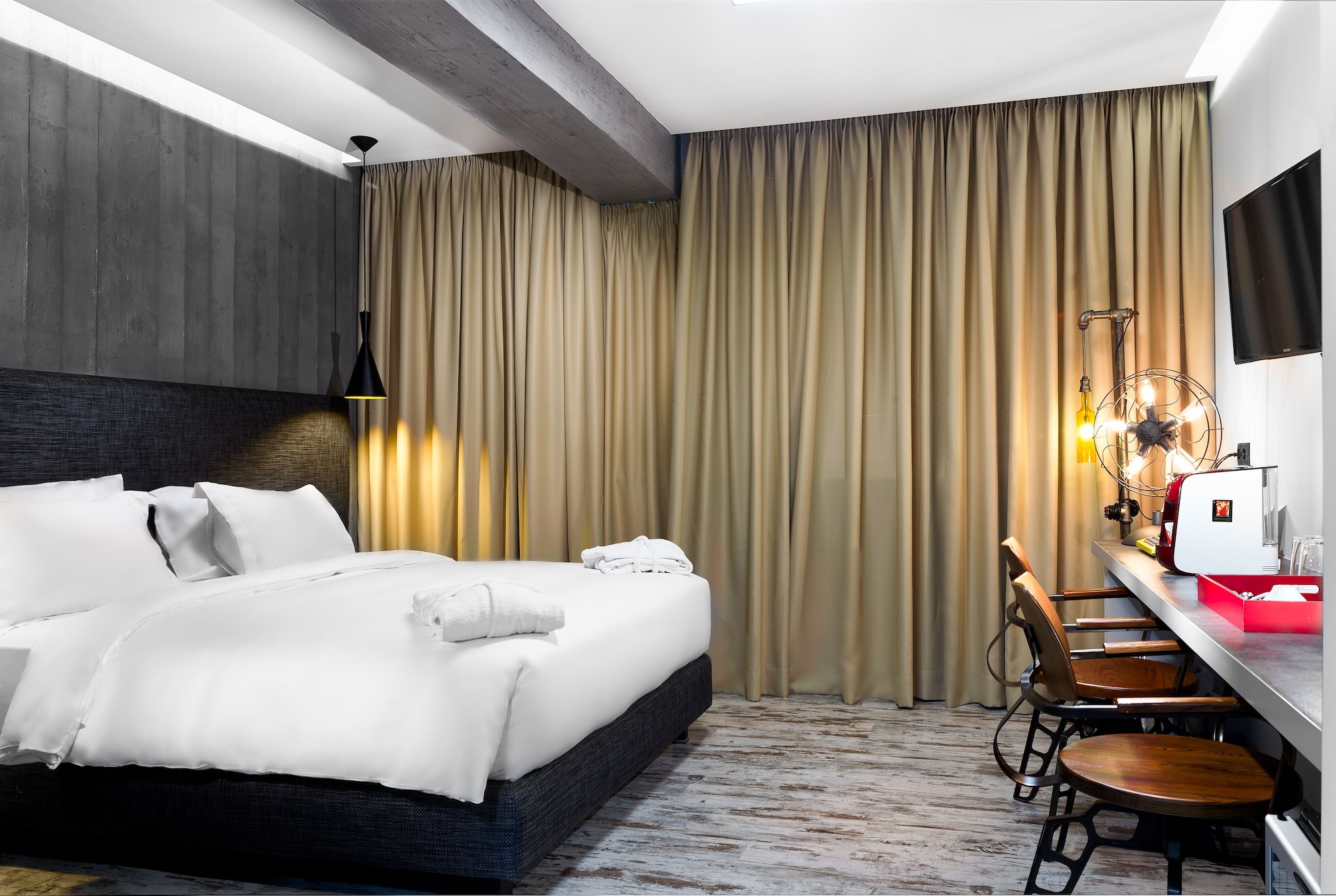 DELUXE, DOUBLE BED, CITY VIEW